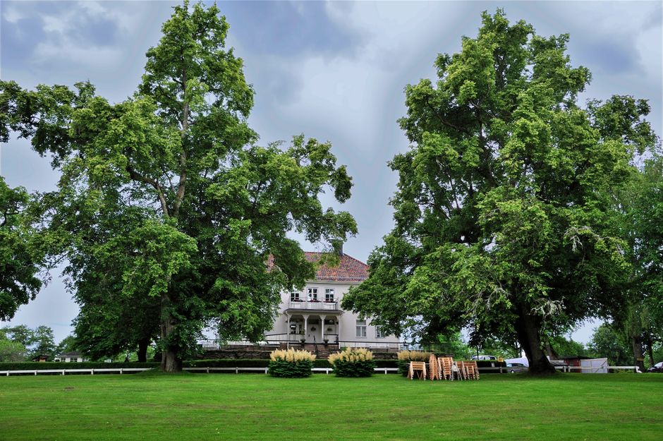 Manor house lawn wedding ceremony — Belmont Manor wedding shuttle Elkridge MD