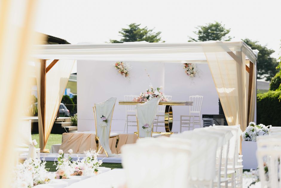 Outdoor garden wedding ceremony — Cylburn Arboretum wedding shuttle from Baltimore